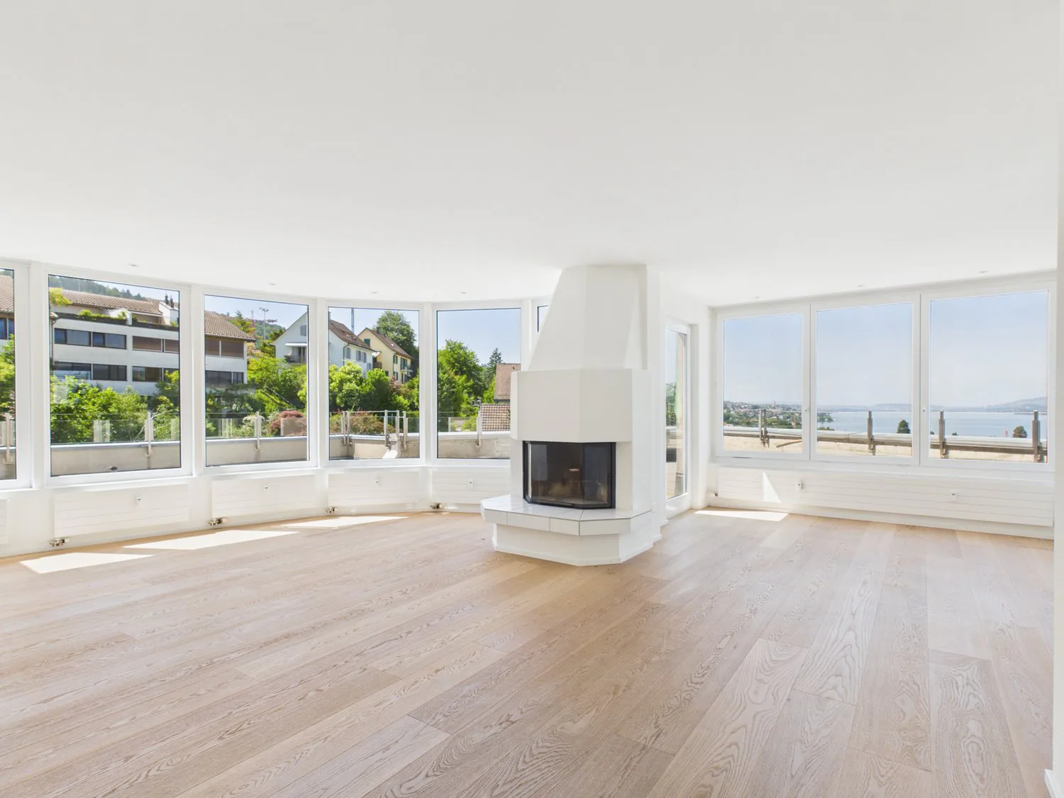 Living with panoramic lake views: Spacious 5.5-room apartment with XXL terrace