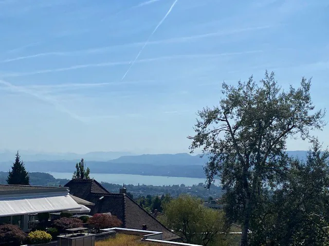 Vue ville et lac de rêve