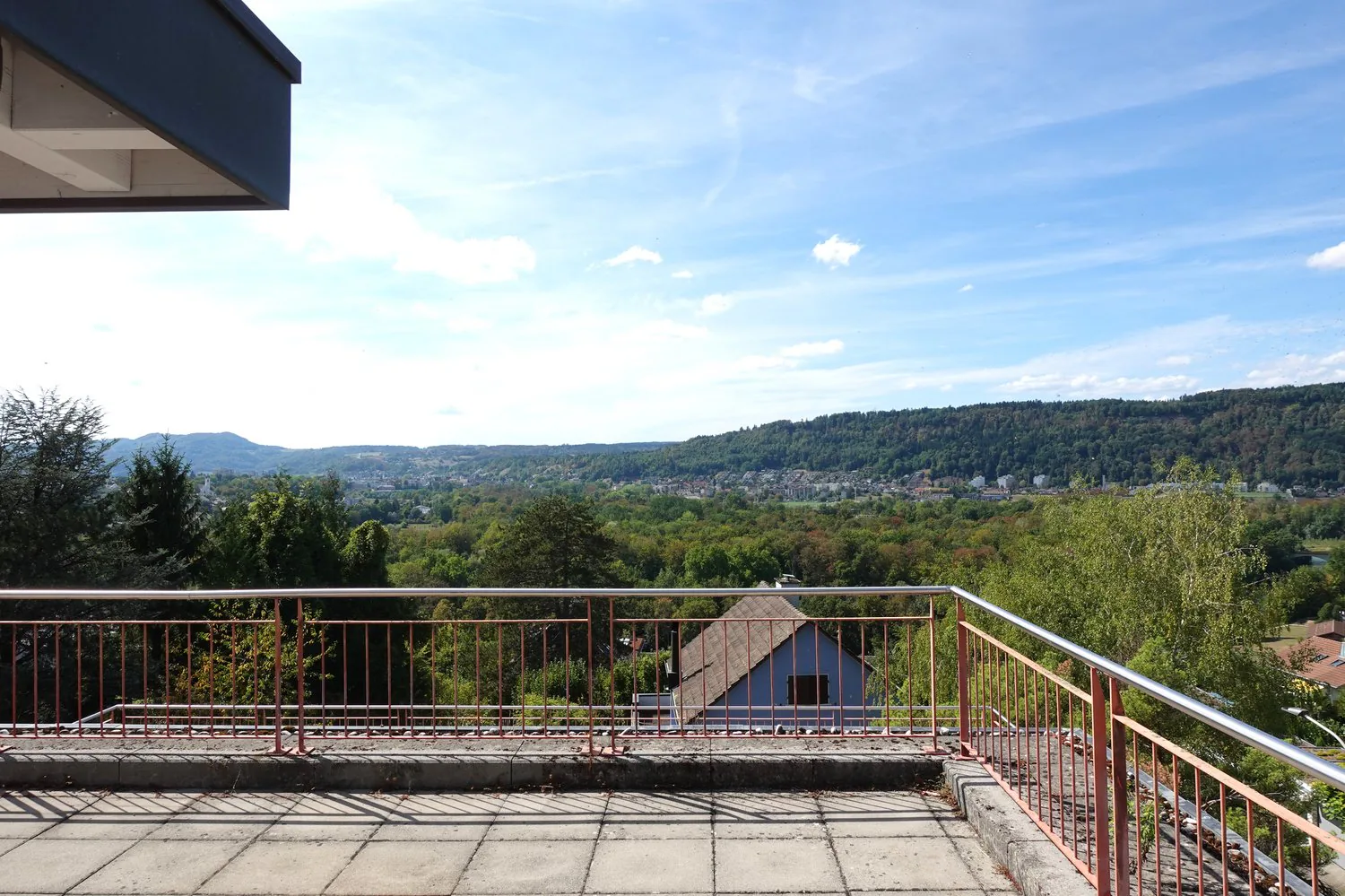 Completely renovated apartment in a city-near and yet quiet location