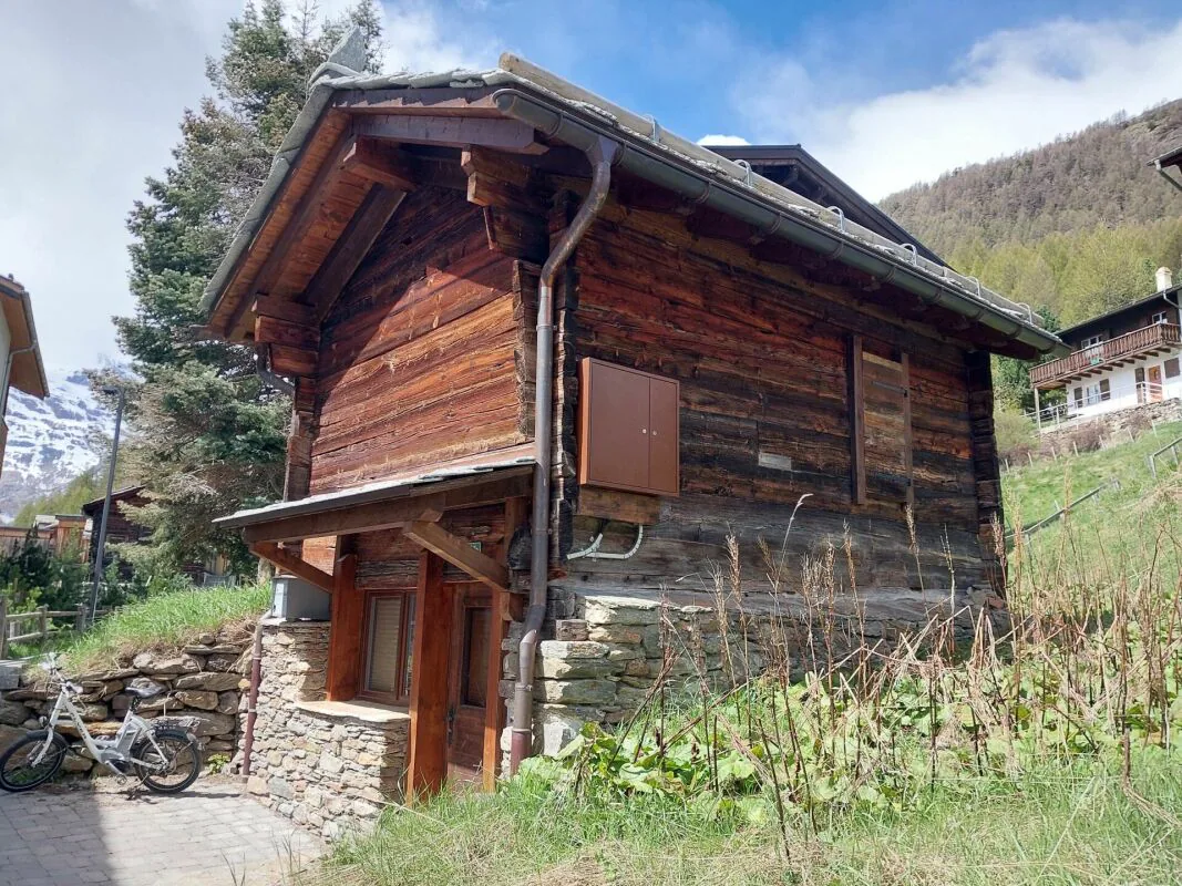 Gioiello tutto nuovo nel Wildi soleggiato a Saas-Fee. Residenza principale = luogo di residenza e domicilio fiscale Saas-Fee.