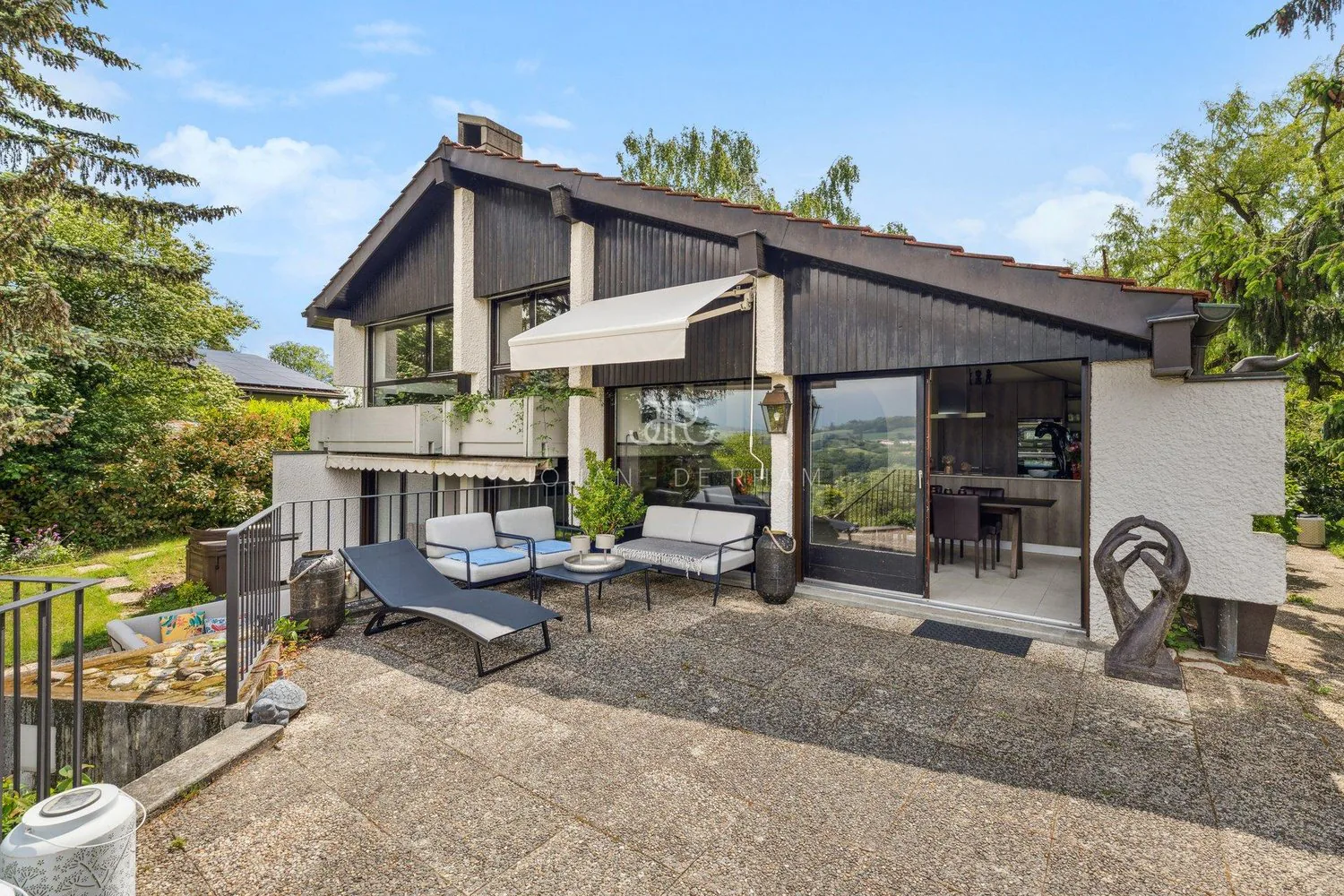AVULLY: Magnificent renovated house with a view