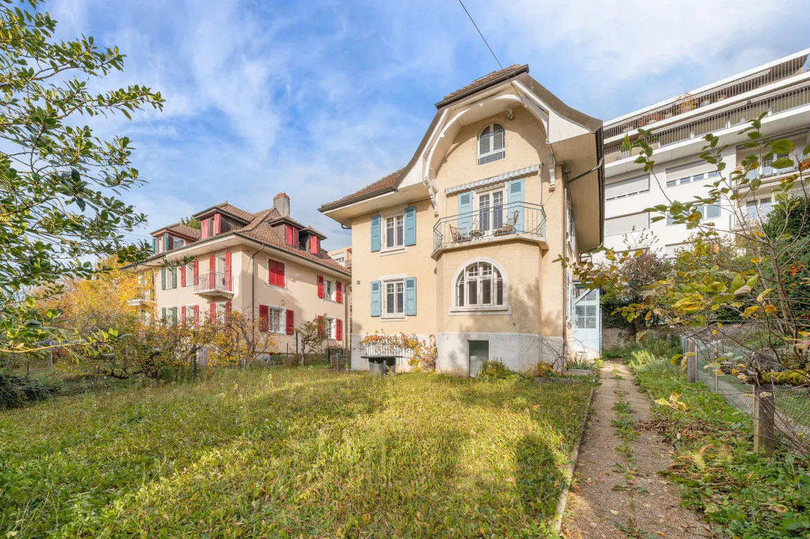 Charaktervolle Villa in Lausanne mit Garten und Baugenehmigung