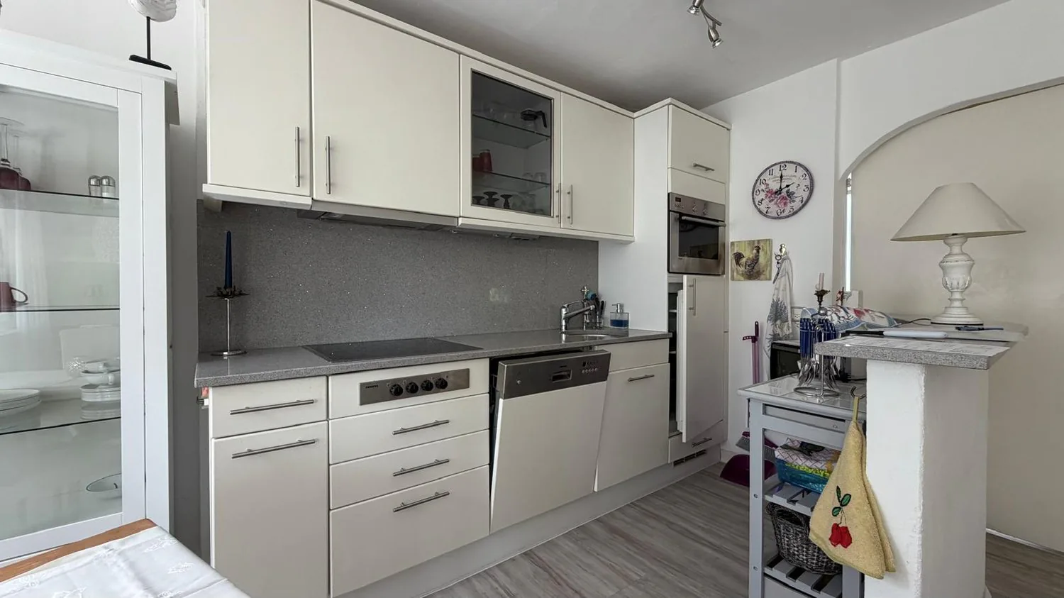Befristete möblierte 2-Zimmer-Wohnung mit Kamin in Zürich-Affoltern