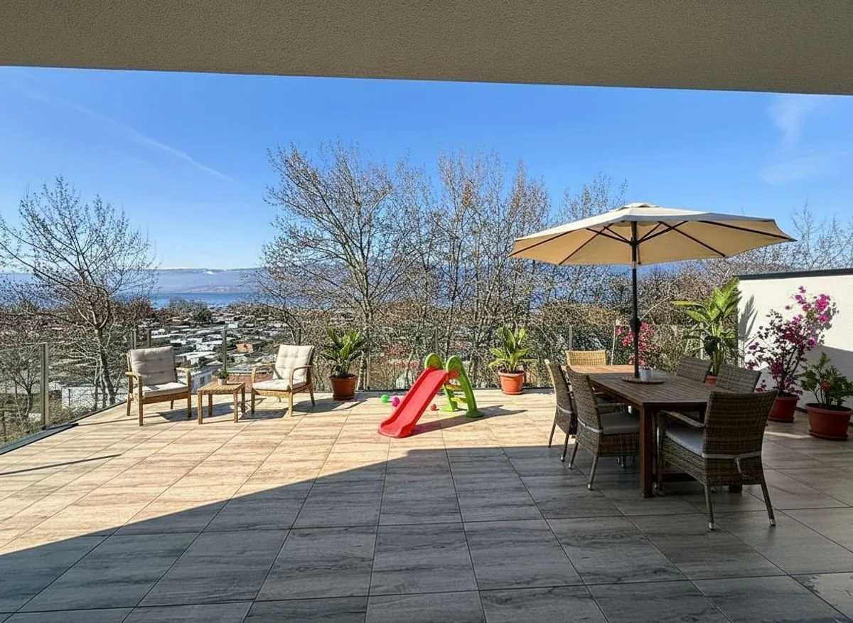 Helles Dachgeschoss mit großer Terrasse und Blick auf den See - Cheyres
