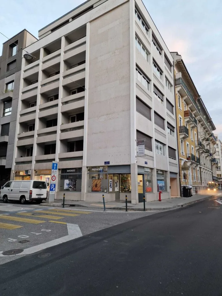 Arcade von etwa 120m2 + Keller gegenüber den HUG