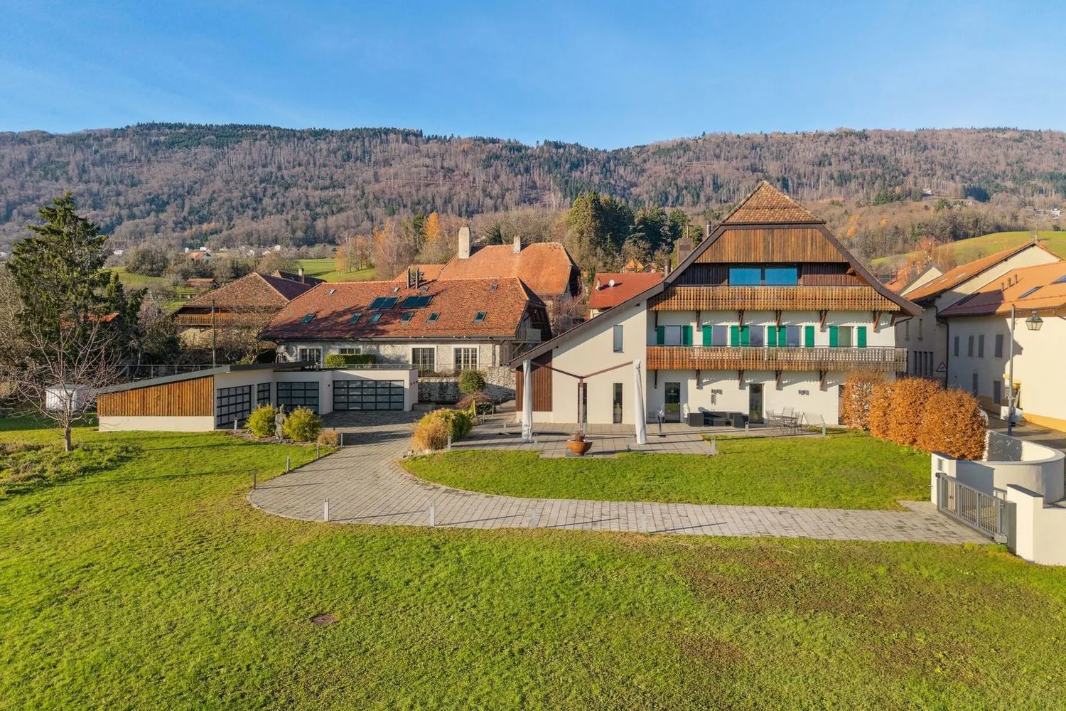 Luxus pur und Diskretion: renoviertes Landhaus mit Innen-Spa