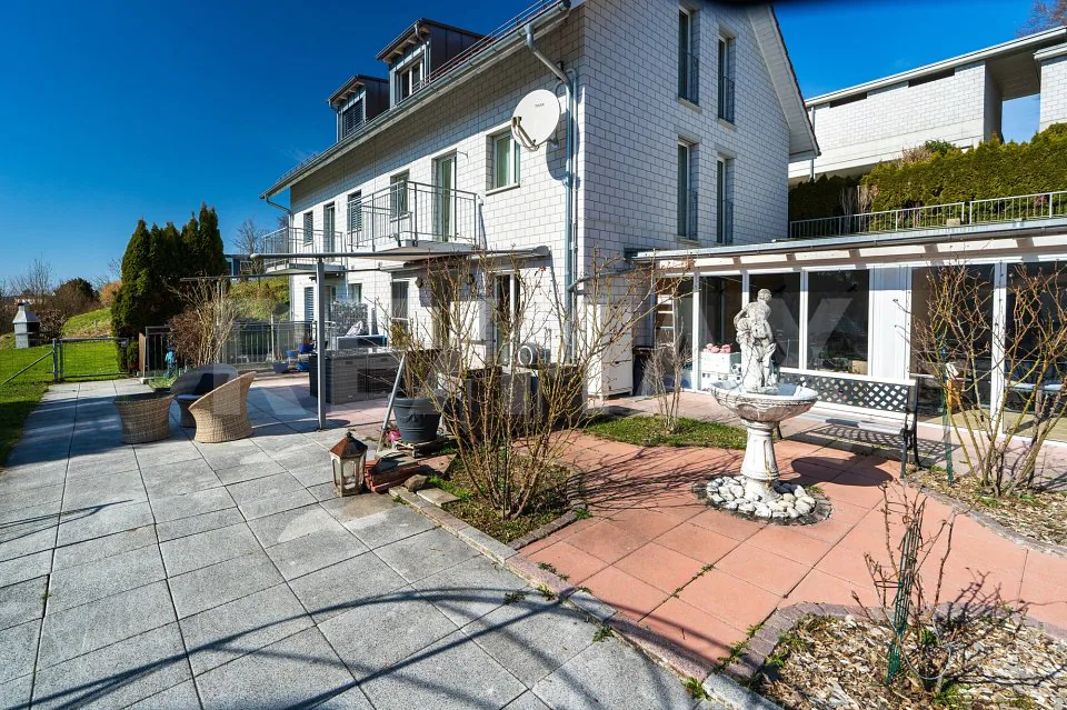 Einseitig angebautes Einfamilienhaus mit Wintergarten