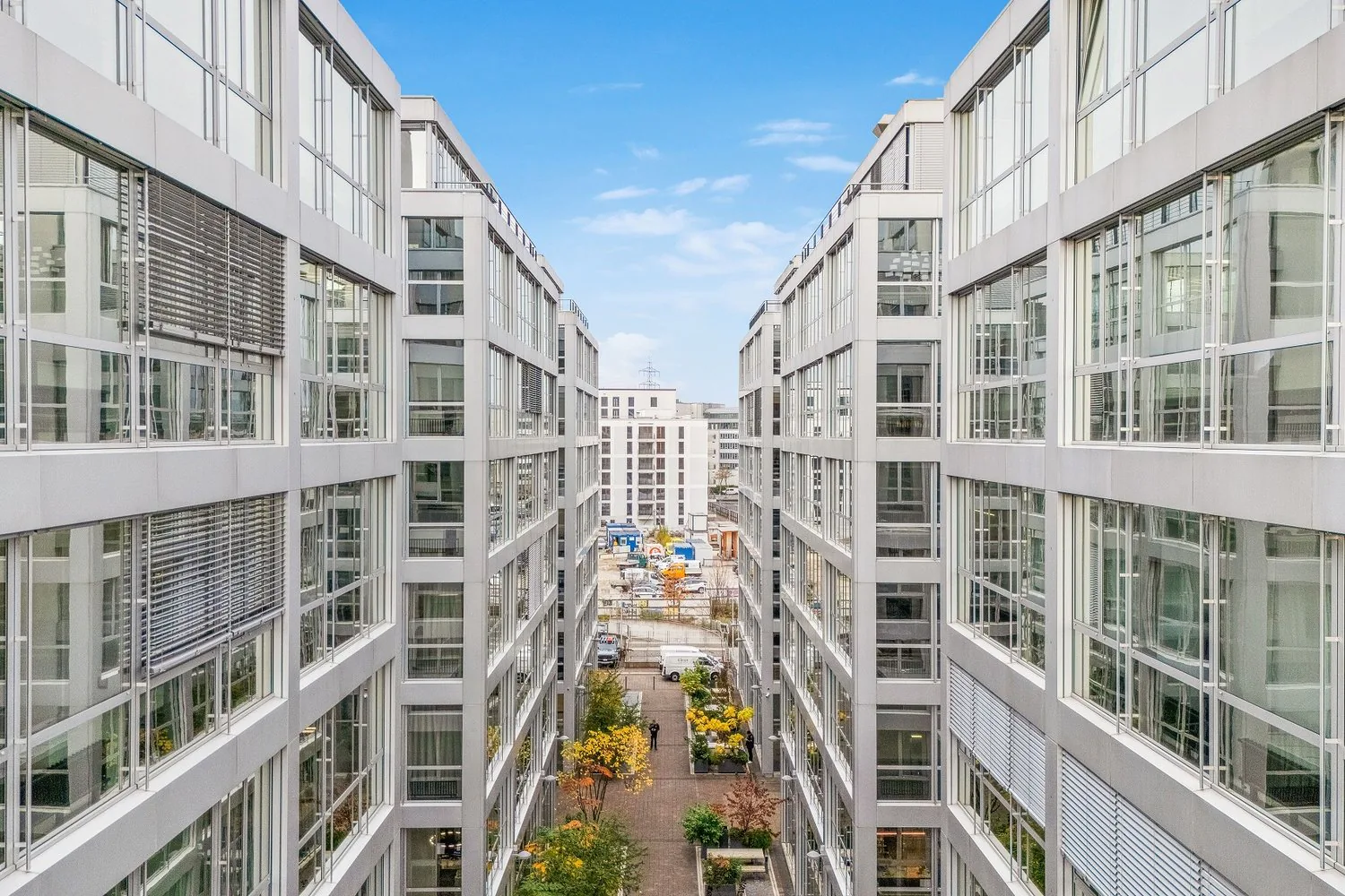 Moderne Bürofläche mit Weitsicht und Parkplätzen