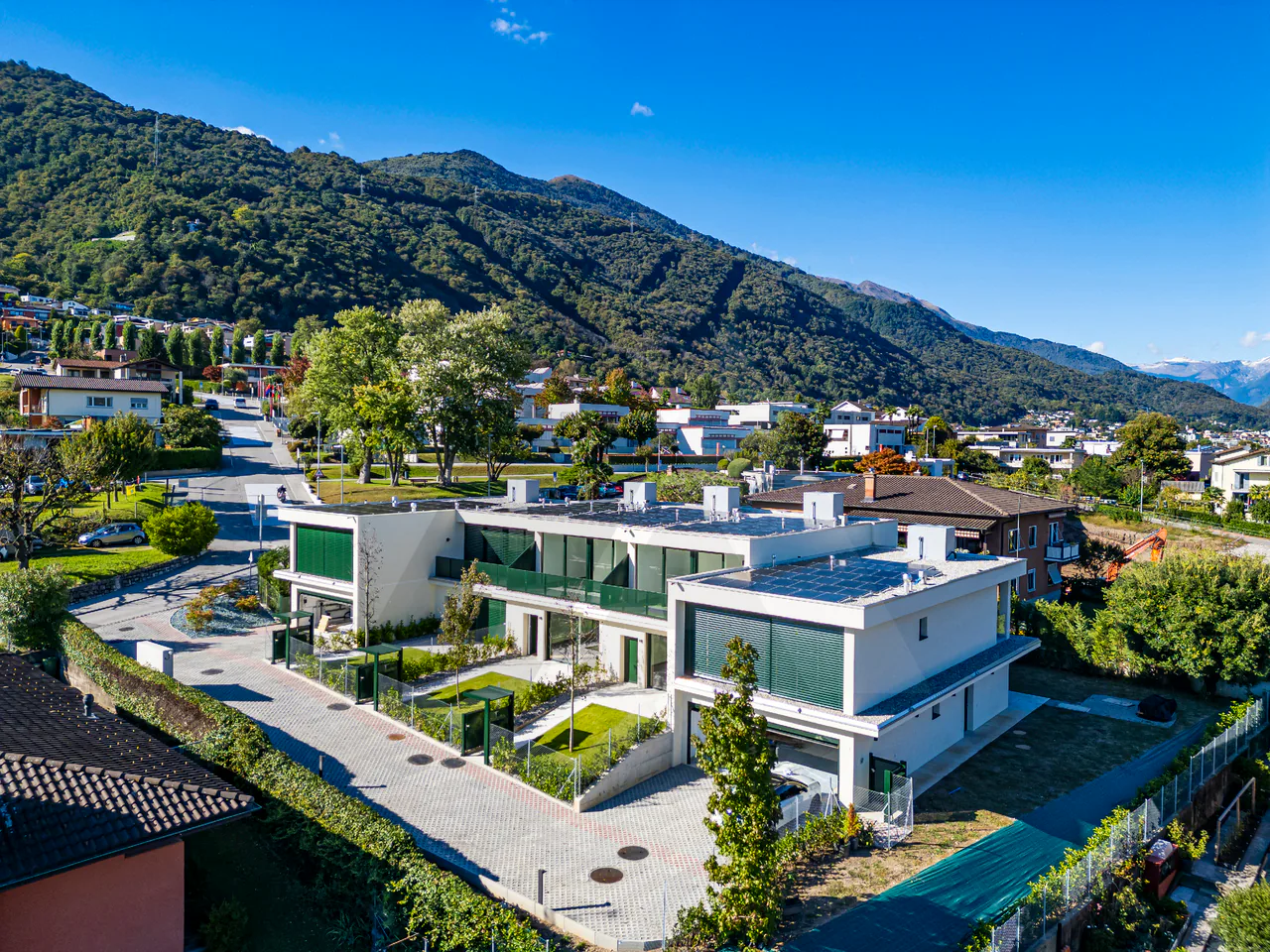 CINQUE NUOVE VILLE A SCHIERA CON STILE E COMFORT A MANNO