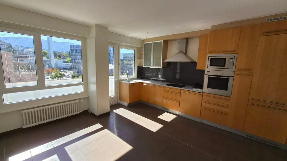Bello appartamento traversante con balcone, situato al 4° piano.