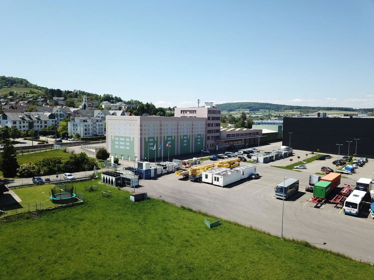 Espace d'archive ou de stockage pratique dans un emplacement central à Dielsdorf