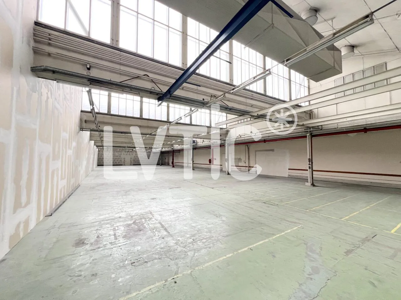 Lagerhallen von 700 m2 zur Miete in Crissier