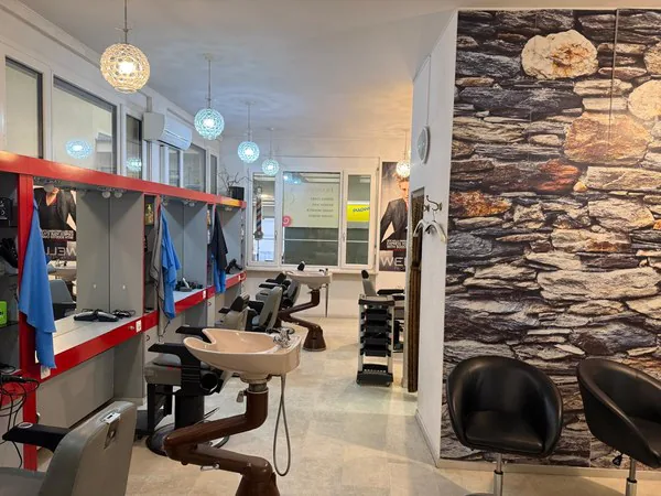 Kommerzieller Raum (ideal als Friseursalon/Schönheitsstudio/Büro)