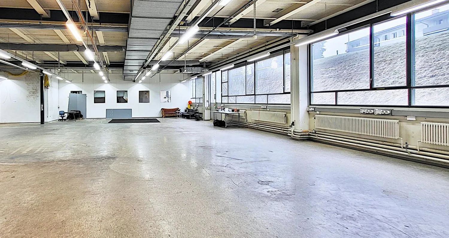 "Grosszügige Lagerfläche mit 4.6 m Deckenhöhe - ca. 400 m2 in Hombrechtikon"