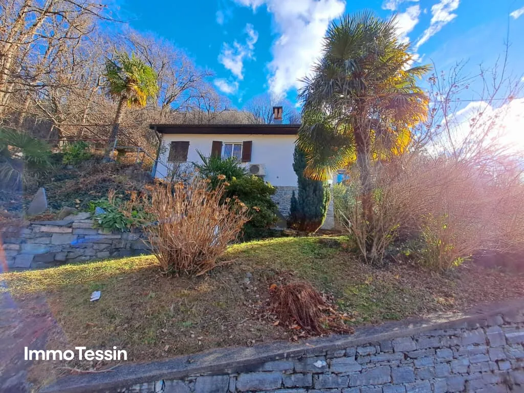 Paradies in der Nähe des Verzasca-Stausees mit wunderschöner Weitsicht bis zum Lago Maggiore