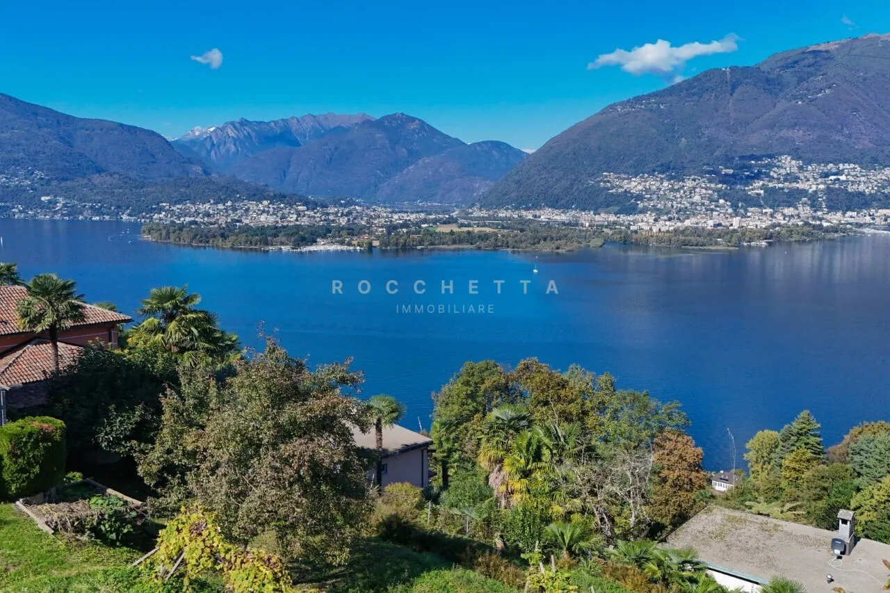 Terreno immerso nel verde con incantevole vista sul Lago Maggiore