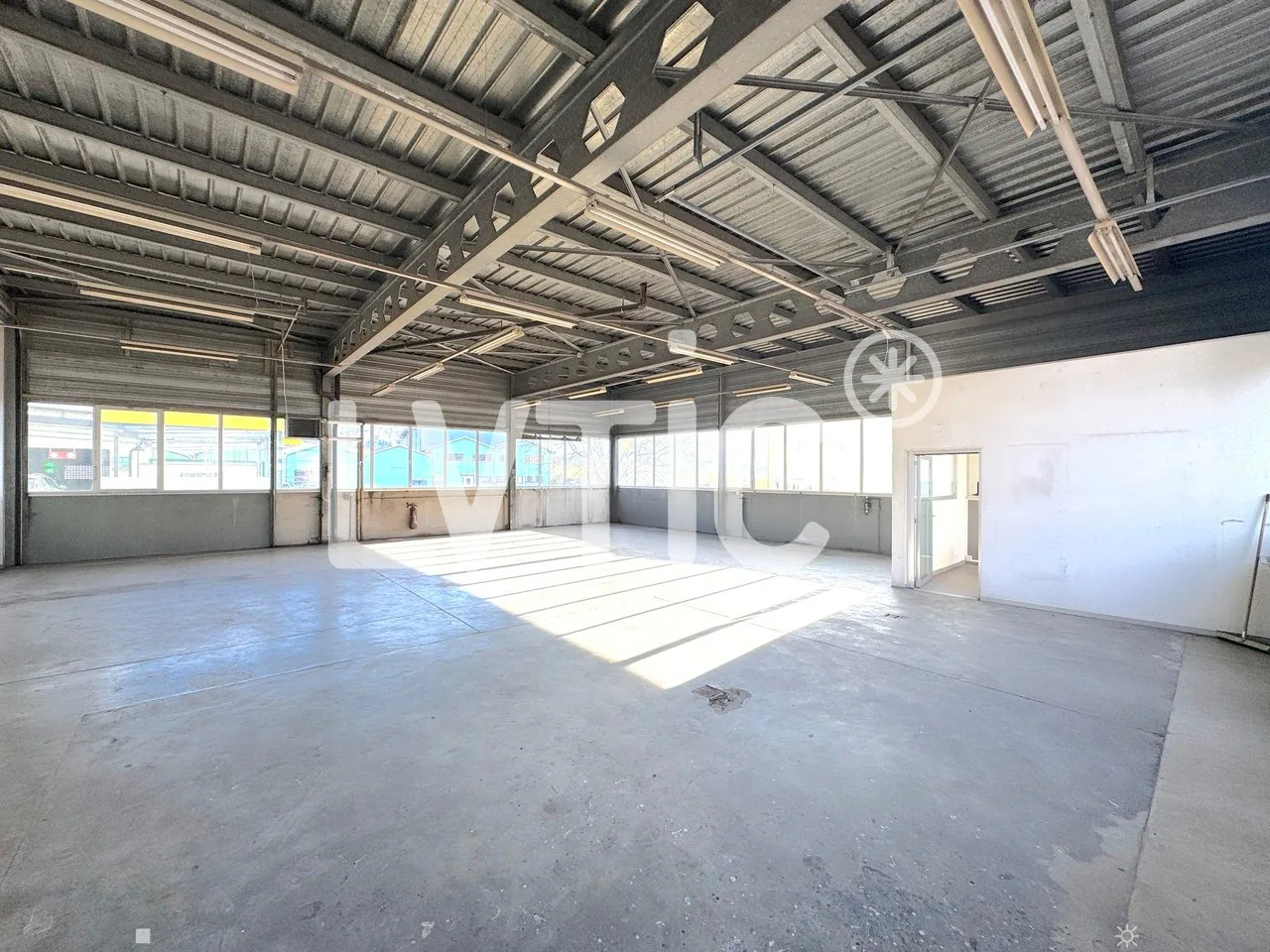 Halle industriell, Werkstatt von 725 m2 zur Miete in Châtel-St-Denis