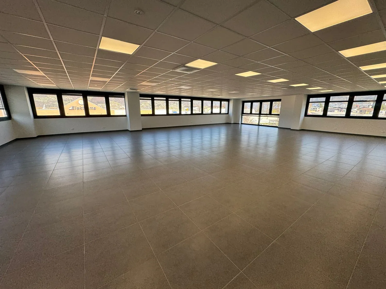 Locale commerciale di 200 m² in affitto a Giubiasco