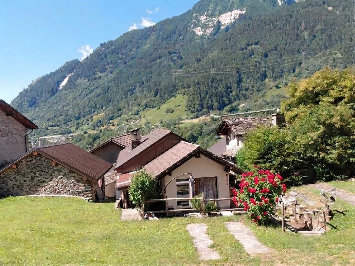 Mesocco, Andergia Einfamilienhaus mit angeschlossenem Rustico