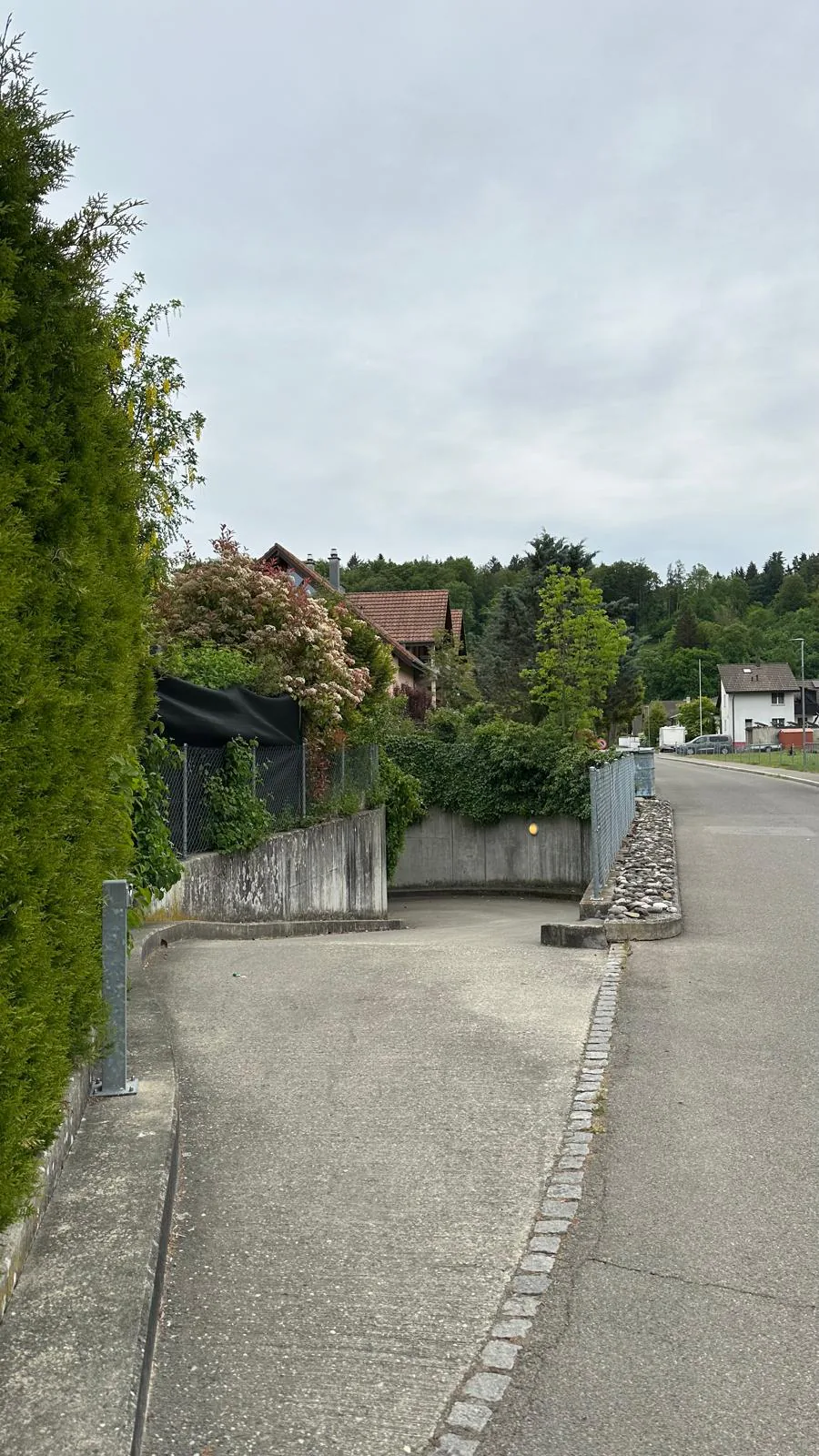 Emplacement de parking spacieux dans un garage souterrain bien entretenu