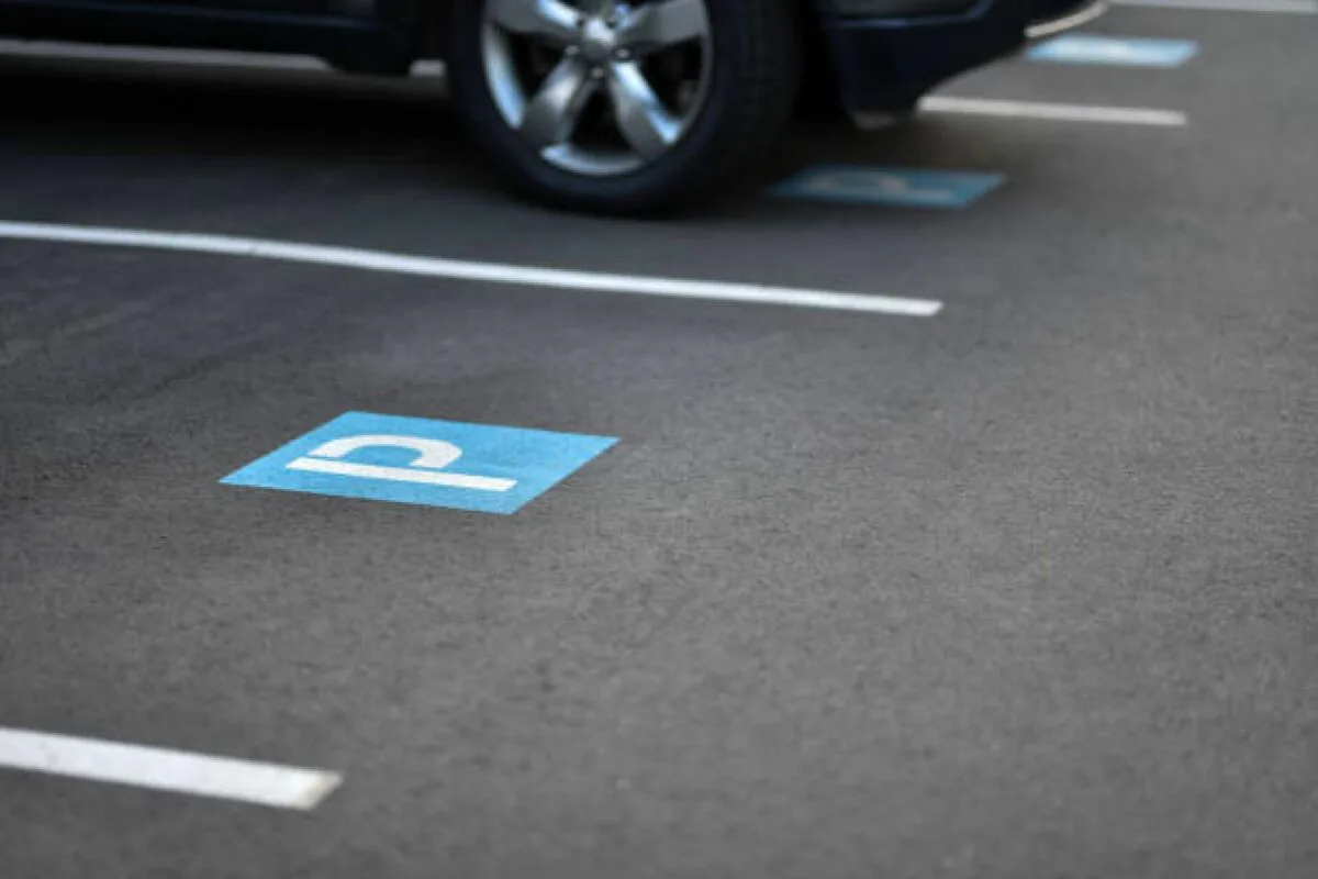 ZU VERMIETEN Aussenparkplatz Nr. 10 und Nr. 9