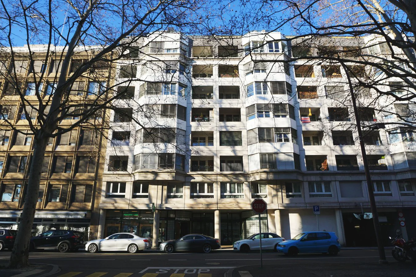 Mehrere sichere überdachte Parkplätze verfügbar, unter dem Einkaufszentrum Planète Charmilles.
