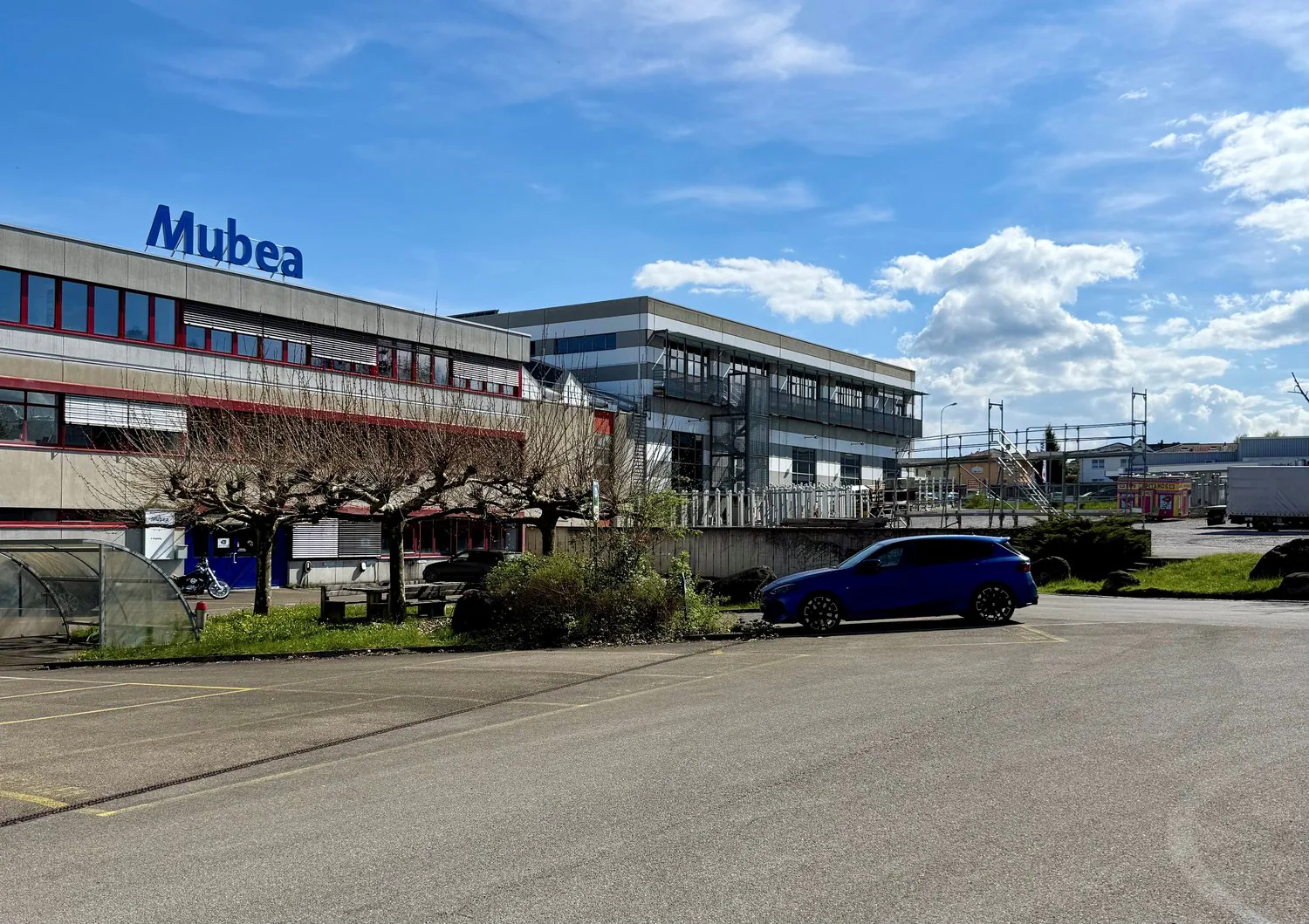 Moderne Bürofläche mit hohen, lichtdurchfluteten Räumen und Terrasse im Industriegebiet von Arbon