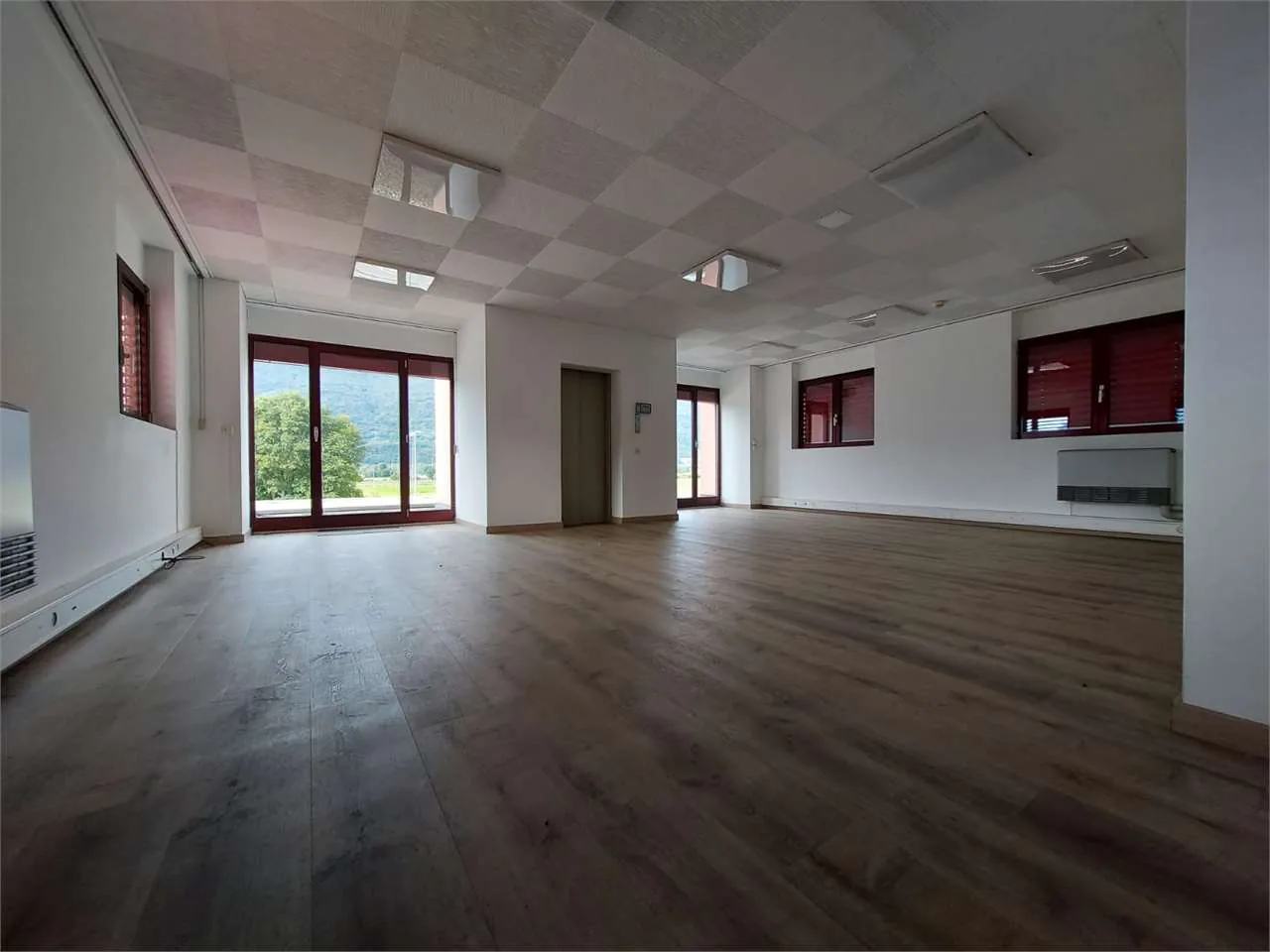 Camorino, Büro von 152 m²