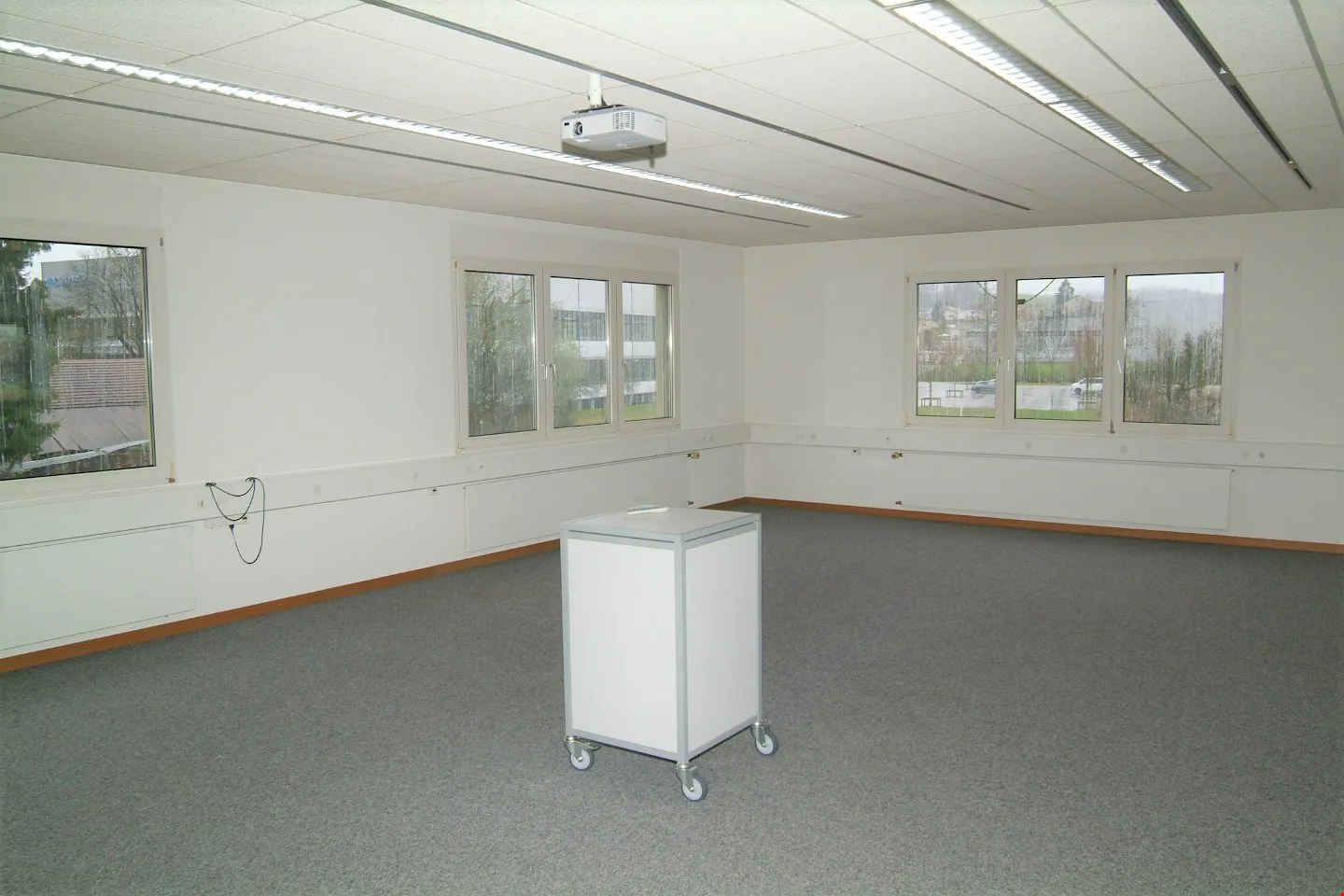 Bureau/atelier calme avec bonne desserte de transports