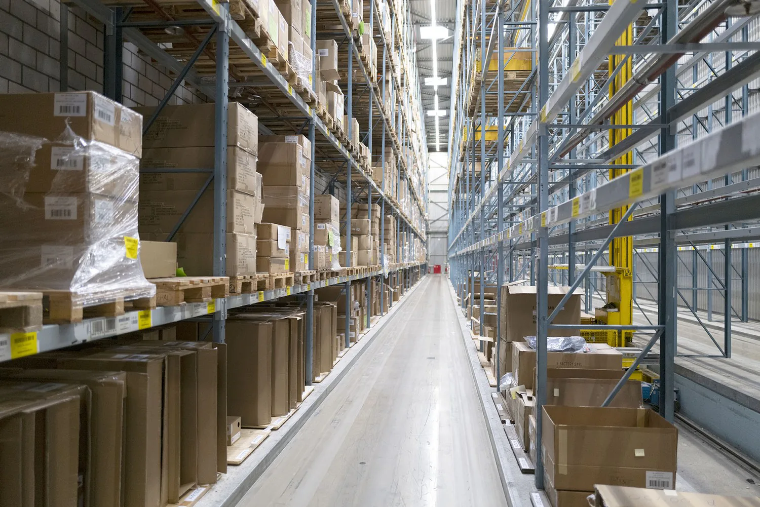 Logistische Flächen mit Versandzone und Förderbändern