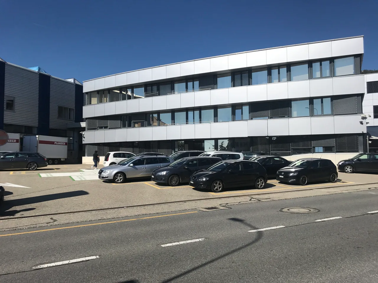 Dépôt 104 m2 - idéal utilitaires/camions