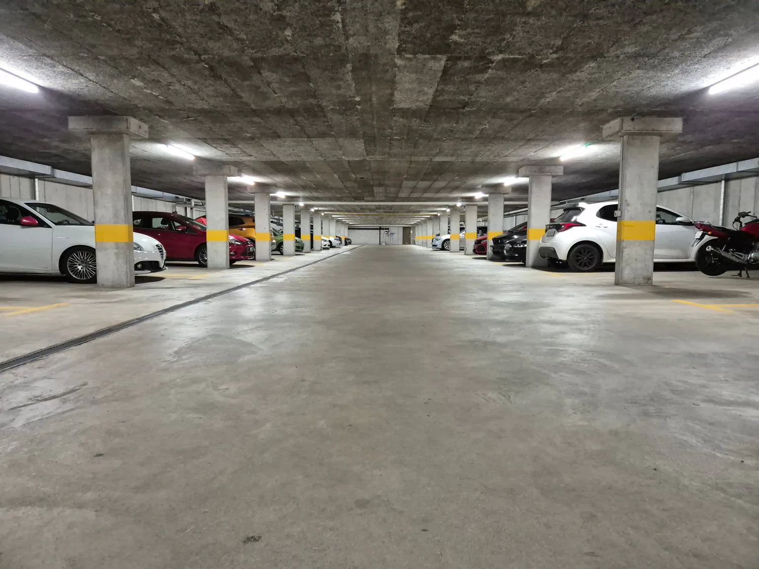 Einstellhallenplatz / Aussenparkplatz / Carport (gedeckt) zu vermieten