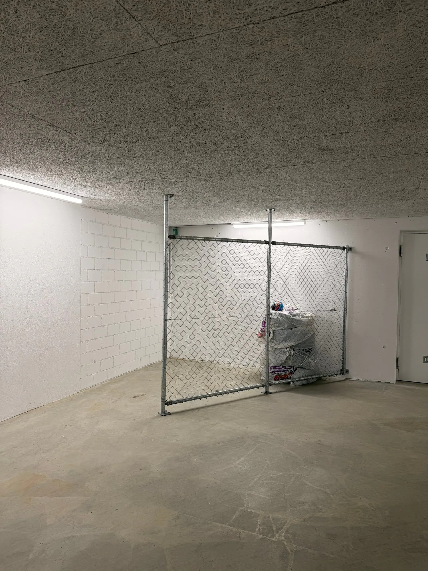 Parcheggio sicuro per motocicletta o scooter in un moderno garage