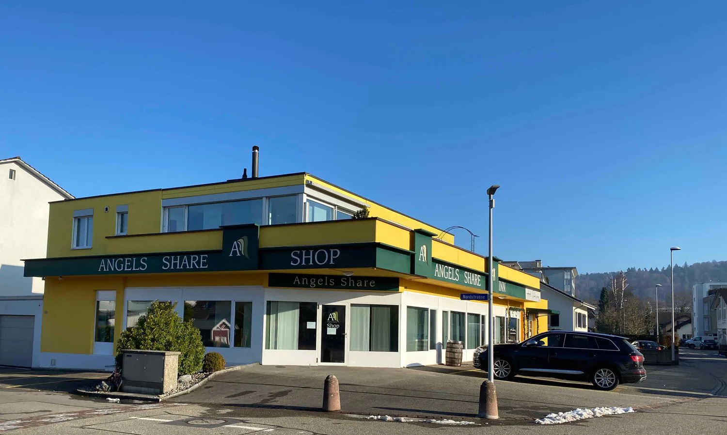 80 m2 commercial space for a shop or practice/office