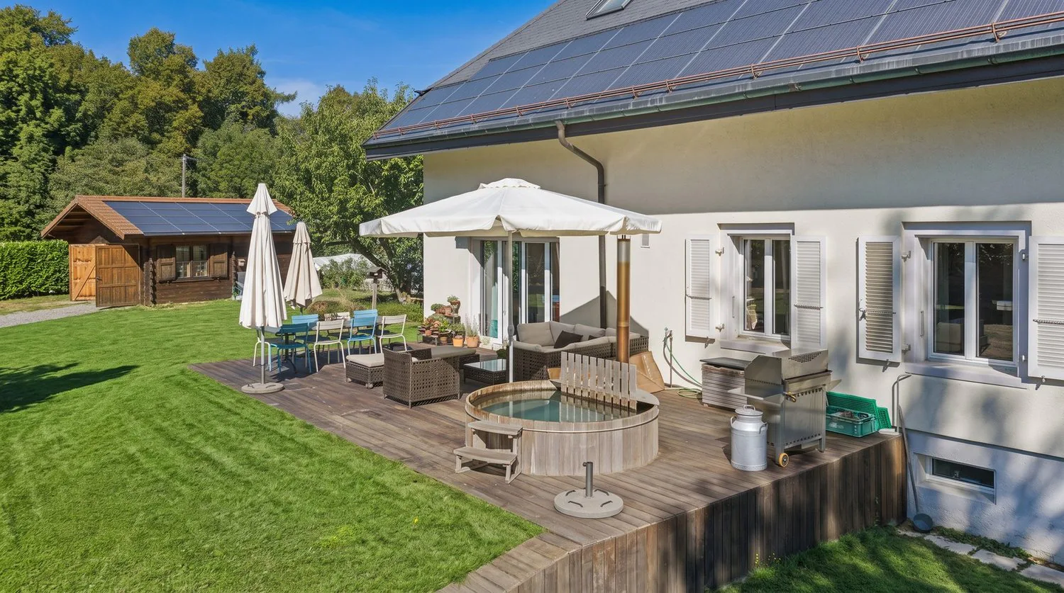 Einfamilienhaus auf einem 2'915 m² großen Grundstück, erhebliche Solarenergiegewinne