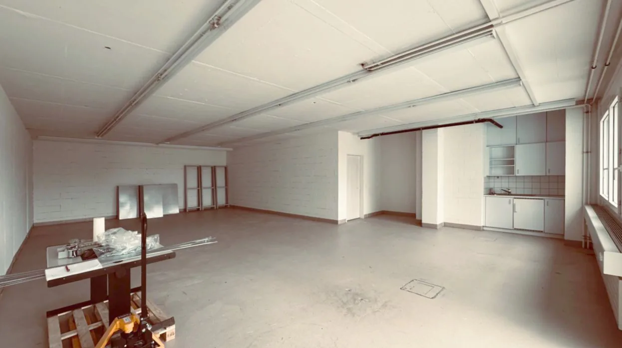 Espace commercial & de stockage (147 m²) avec livraison au niveau du sol et grand ascenseur de marchandises