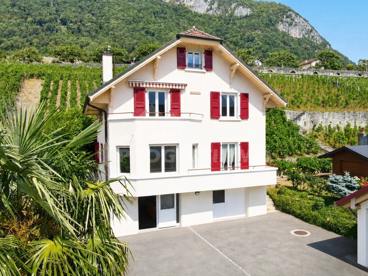 HOUSE WITH TWO APARTMENTS OFFERING MULTIPLE POSSIBILITIES