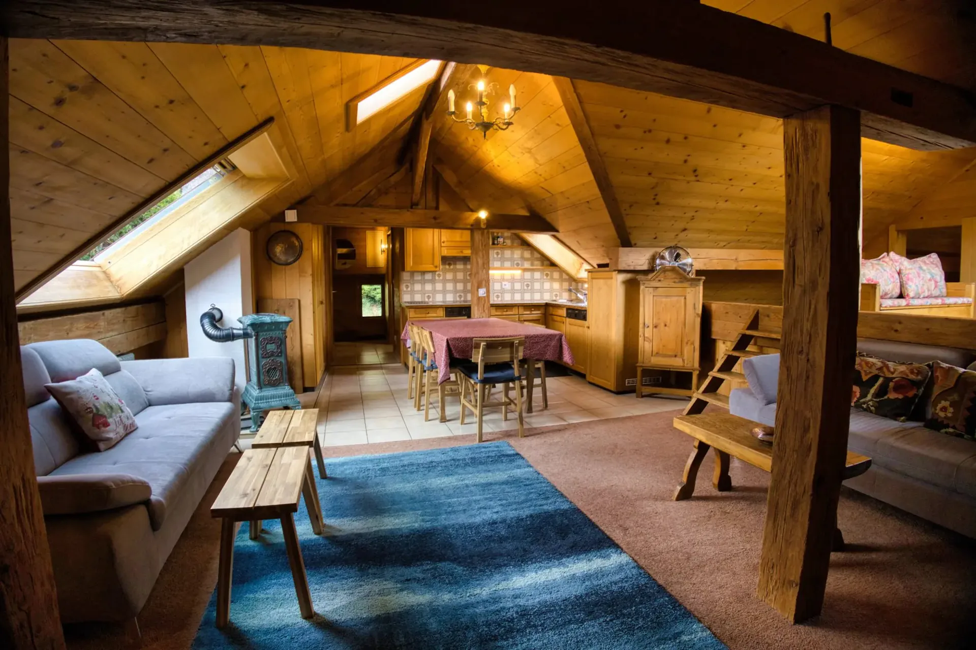 Un chaleureux 3 pièces sous les toits au coeur de Château-d'Oex