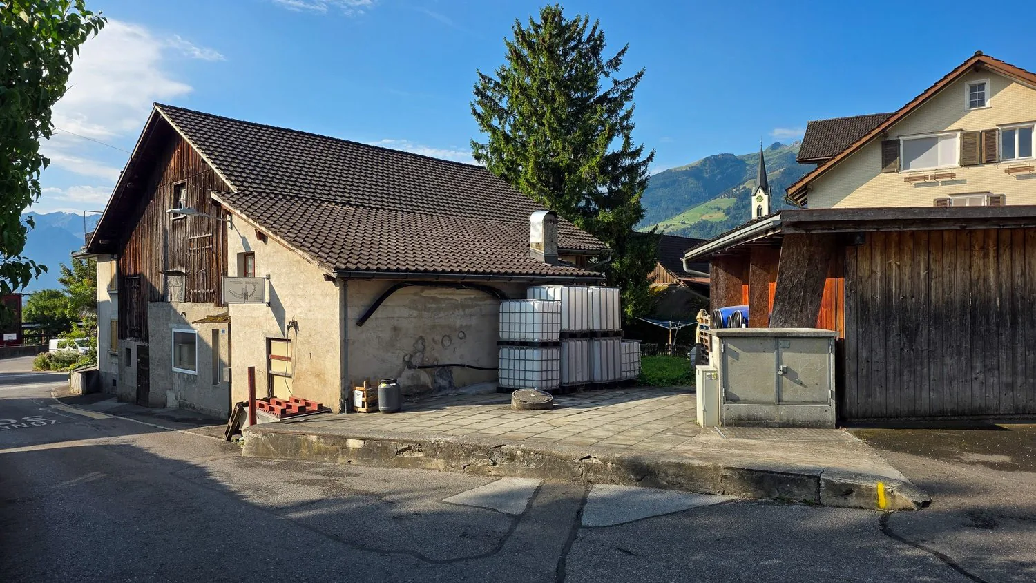 Commercial property with fully equipped distillery and expansion potential for a spacious 5½-room apartment