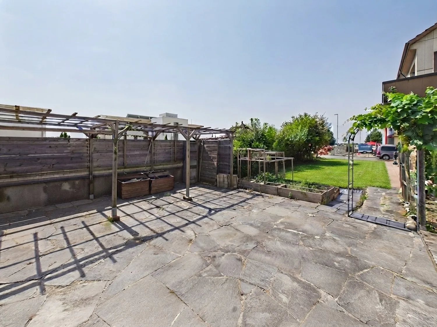 Ampia casa per più generazioni con studio/spazio commerciale e giardino familiare da sogno