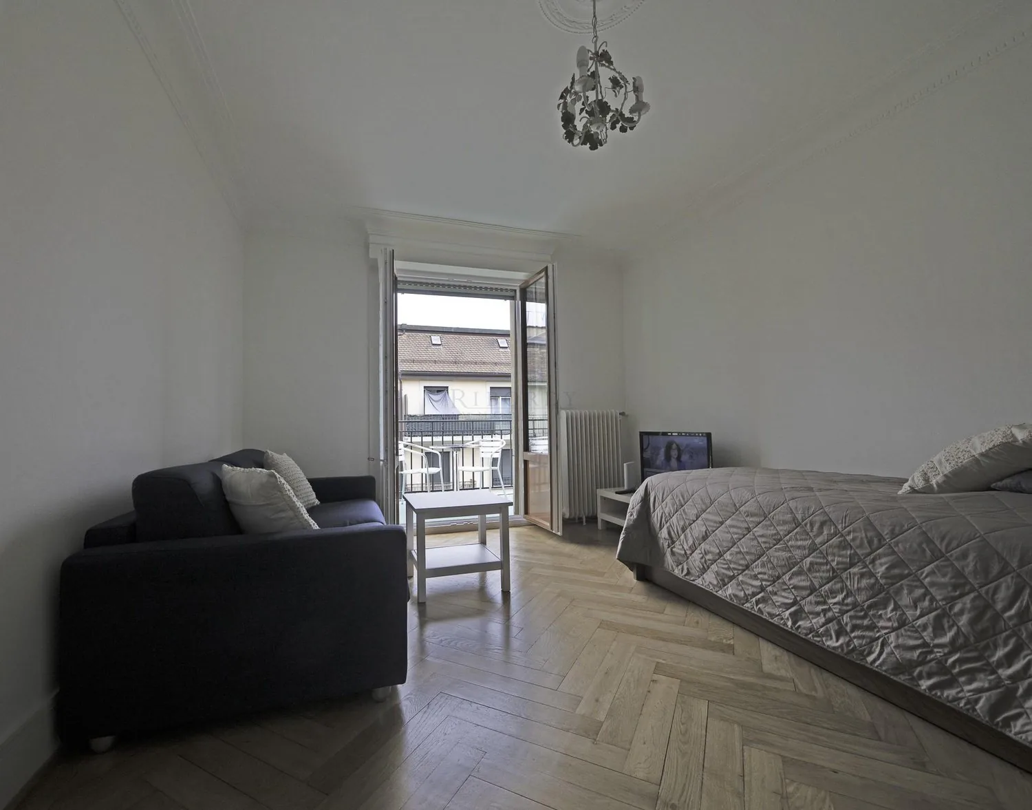 Beautiful 2-room apartment on the top floor with balcony...