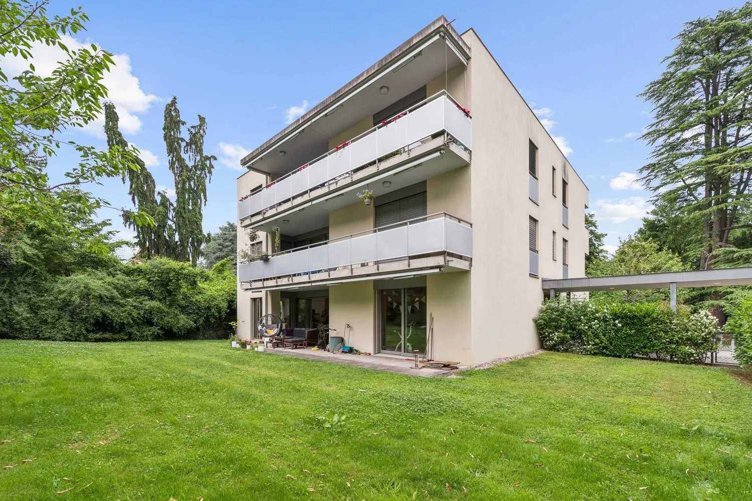 APPARTAMENTO MAGNIFICO CON 4 CAMERE DA LETTO & 1300 M² DI GIARDINO!