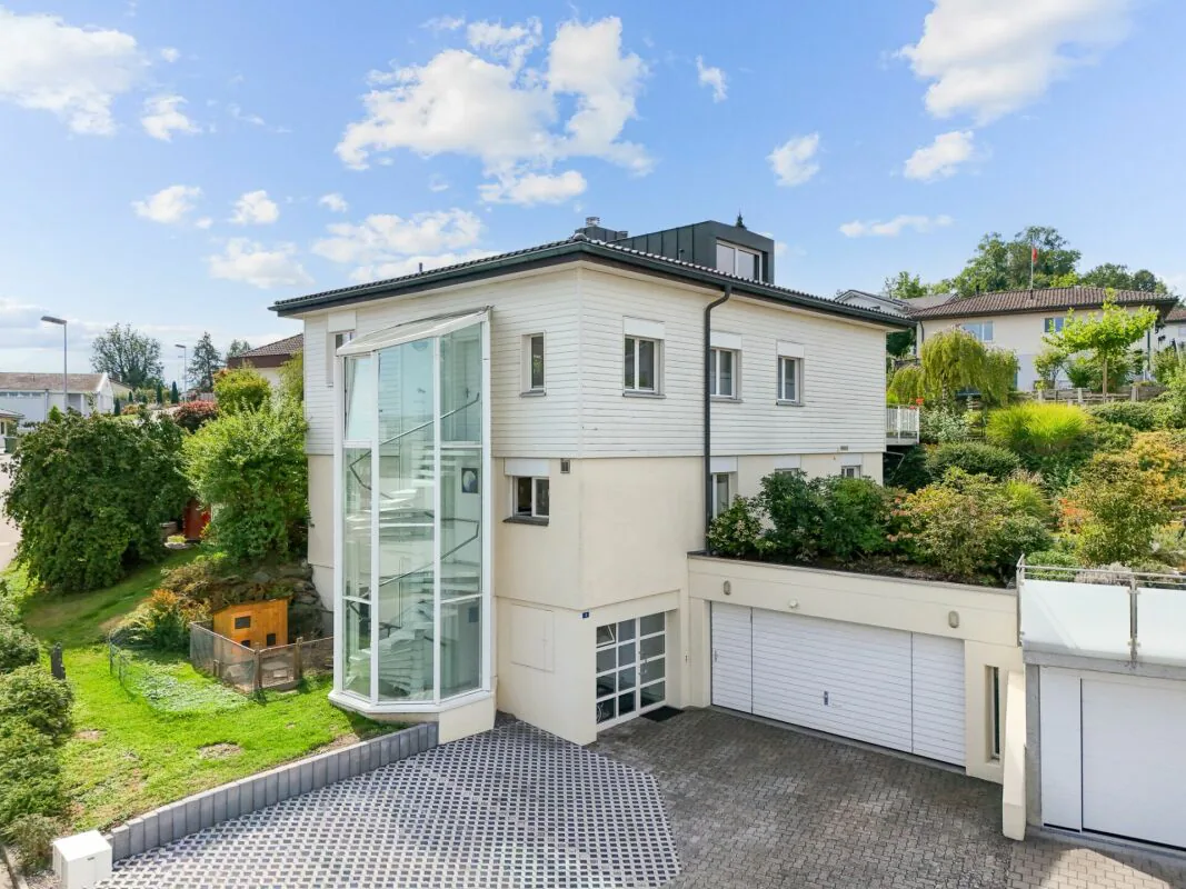Maison spacieuse à deux familles pour les familles et les générations