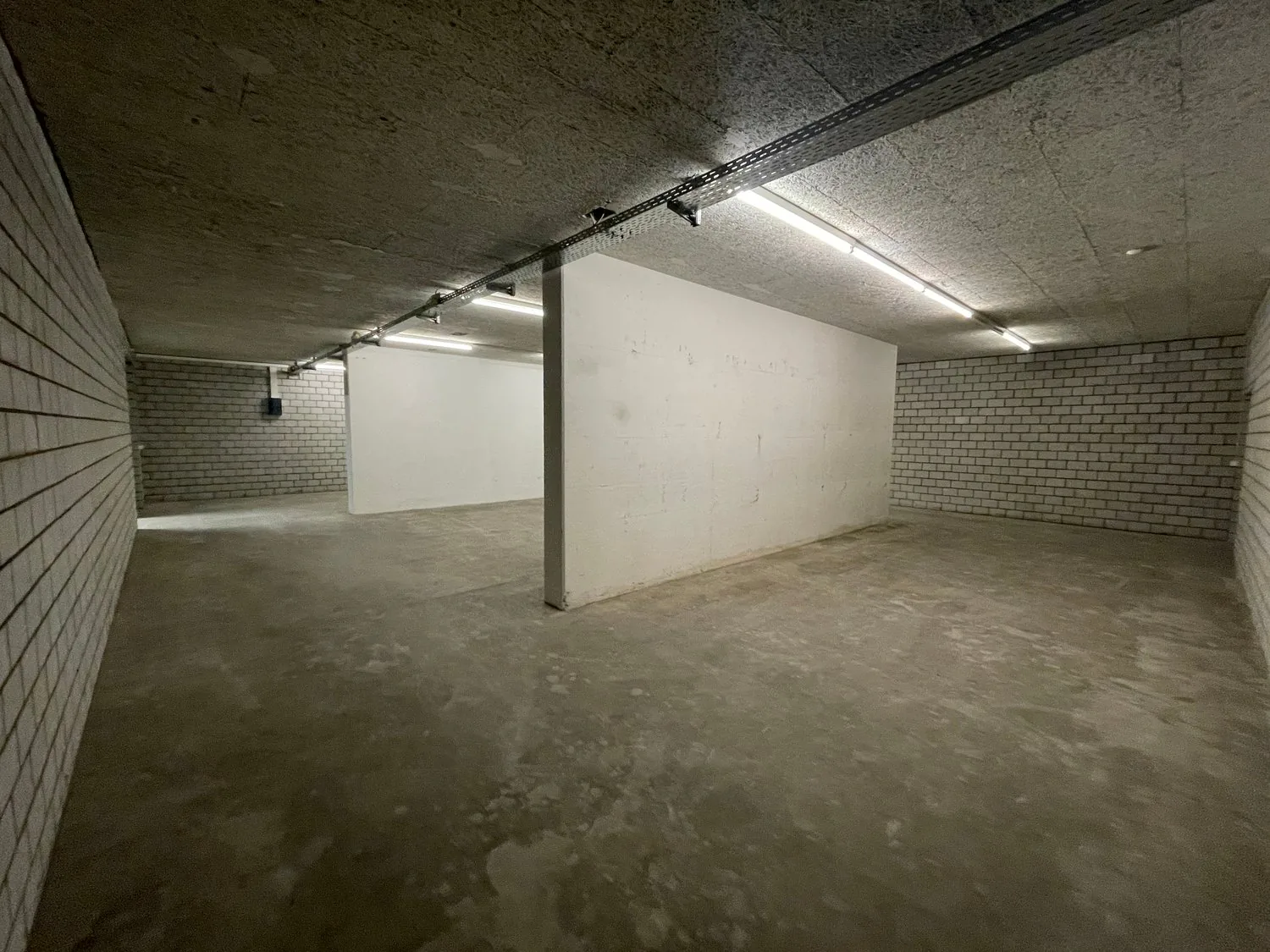 Warehouse spaces for rent in Horgen - accessible via truck ramp
