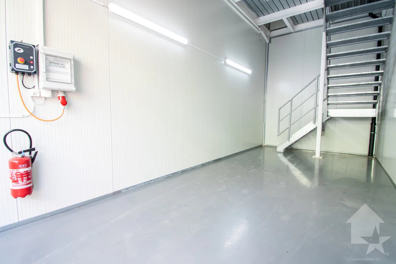 Roche, Box de 54 m2 avec places de parc