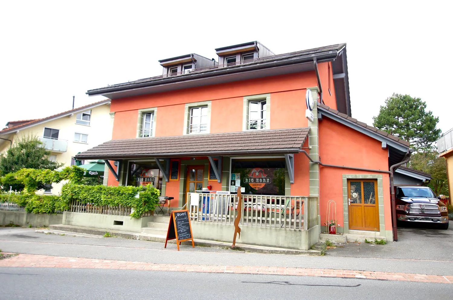 Renovierte Immobilie von 2016 mit 6 Wohnungen + 1 Bar-Restaurant