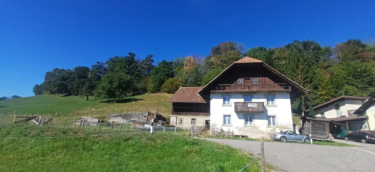 A 7 minuti da Friburgo, fattoria St-Ours da ristrutturare in vendita