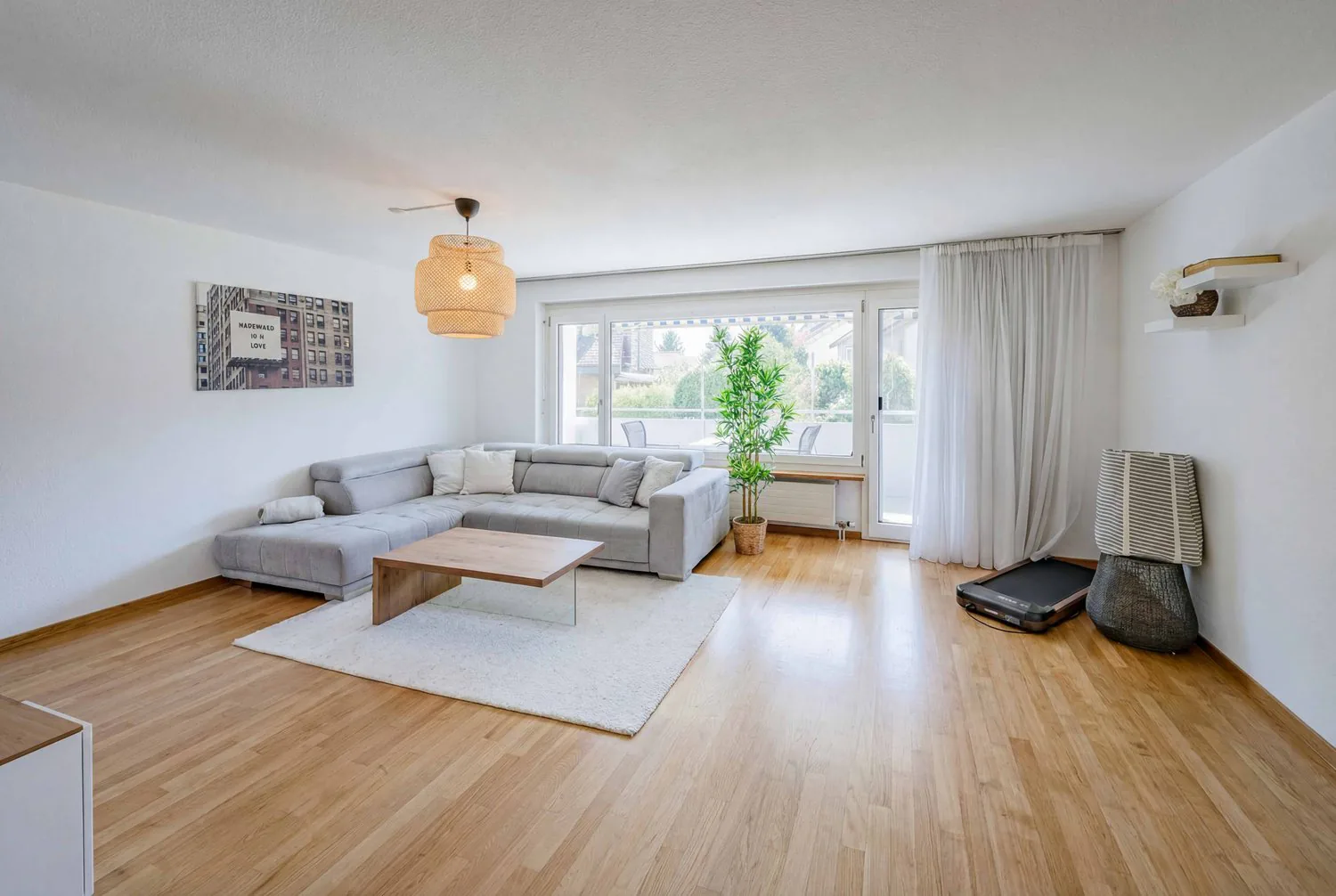 Appartement moderne 4,5 pièces au rez-de-chaussée surélevé