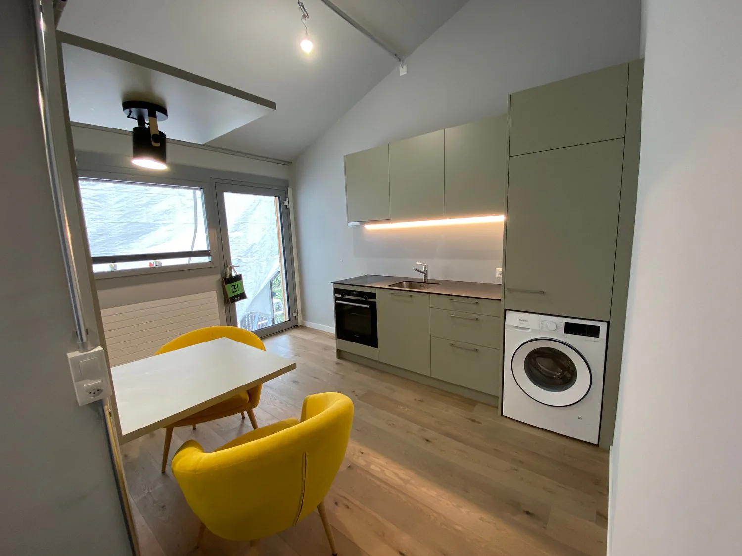 Charming studio with balcony and private washing machine in Brittnau