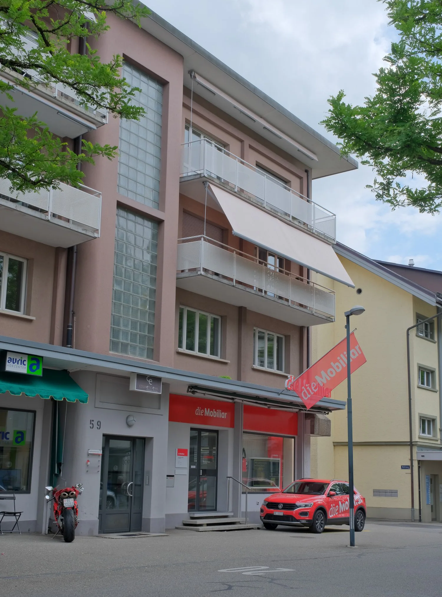 Ladenfläche mit Schaufenstern direkt beim Bahnhof Burgdorf